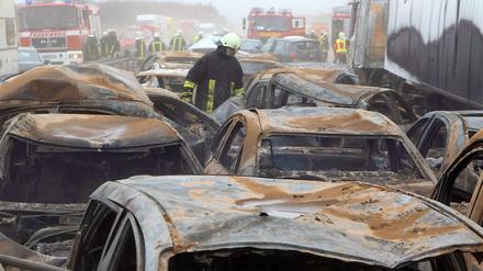 Feuerwehrleute sind am 08.04.2011 auf der Autobahn A19 bei Kavelstorf in der Nähe von Rostock bei einer Massenkarambolage im Einsatz.