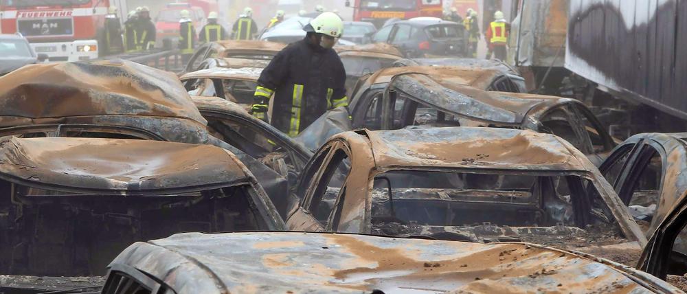Feuerwehrleute sind am 08.04.2011 auf der Autobahn A19 bei Kavelstorf in der Nähe von Rostock bei einer Massenkarambolage im Einsatz.