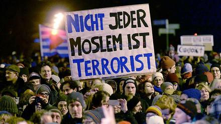 Klarer als diese Demonstranten auf der Anti-Legida-Demonstration in Leipzig kann man Raed Salehs Anliegen nicht zusammen fassen: Islam ist nicht gleich Islamismus!