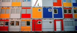 Die Container stapeln sich mehrere Stockwerke hoch.