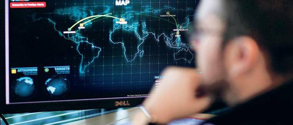 Weltkarte der Bedrohung. Ein „FireEye“-Analyst in den USA betrachtet Gefahrenherde. Deutschland ist nach Meinung von Experten unzureichend vor Cyber-Attacken geschützt.