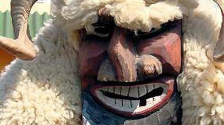Ein südungarischer Buscho in der traditionellen Faschingsmaske