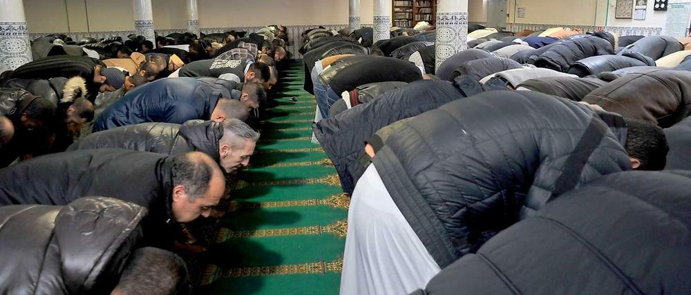 Gläubige Muslime in der Moschee