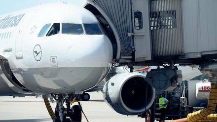 Jahr für Jahr weniger zahlt die Lufthansa für den Kraftstoff. 2012 betrug die Kerosinrechnung 7,4 Milliarden, in diesem Jahr sind es voraussichtlich 5,8 Milliarden Euro. 