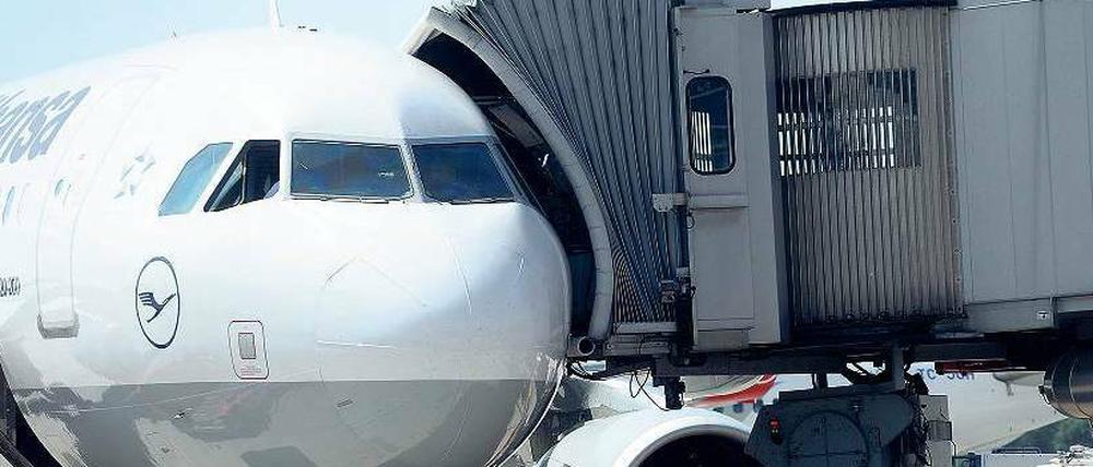 Jahr für Jahr weniger zahlt die Lufthansa für den Kraftstoff. 2012 betrug die Kerosinrechnung 7,4 Milliarden, in diesem Jahr sind es voraussichtlich 5,8 Milliarden Euro. 
