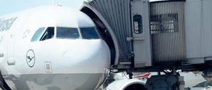 Jahr für Jahr weniger zahlt die Lufthansa für den Kraftstoff. 2012 betrug die Kerosinrechnung 7,4 Milliarden, in diesem Jahr sind es voraussichtlich 5,8 Milliarden Euro. 