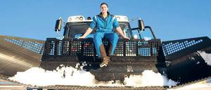 Matthias, Herr des Pistenbullys. Manchmal haben auch Gäste die Gelegenheit, das Monster am Berg zu bewegen. Unter strenger Aufsicht natürlich.