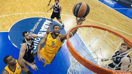 Berlins Reggie Redding (M) und Madrids Ioannis Bourousis (2.v.l.) kämpfen um den Ball. 