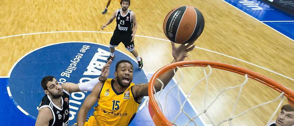 Berlins Reggie Redding (M) und Madrids Ioannis Bourousis (2.v.l.) kämpfen um den Ball.