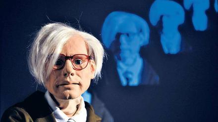 Laufender Meter. Andy Warhol als Handpuppe.