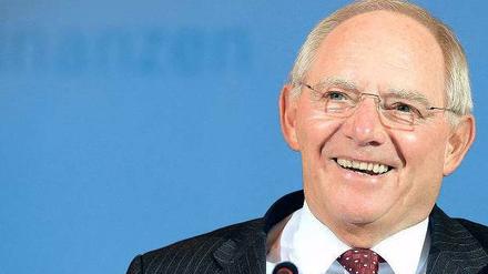 Was dem Sparer schadet, nützt dem Staat. Bundesfinanzminister Wolfgang Schäuble hat früher geliefert, als erwartet. 