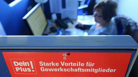 Bei Anruf Mindestlohn? Nicht ganz. Aber 44 Mitarbeiterinnen und Mitarbeiter beantworten im Callcenter des DGB unter der Nummer 0391-4088003 Fragen zum Mindestlohn. 