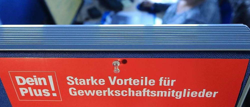 Bei Anruf Mindestlohn? Nicht ganz. Aber 44 Mitarbeiterinnen und Mitarbeiter beantworten im Callcenter des DGB unter der Nummer 0391-4088003 Fragen zum Mindestlohn. 