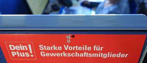 Bei Anruf Mindestlohn? Nicht ganz. Aber 44 Mitarbeiterinnen und Mitarbeiter beantworten im Callcenter des DGB unter der Nummer 0391-4088003 Fragen zum Mindestlohn.