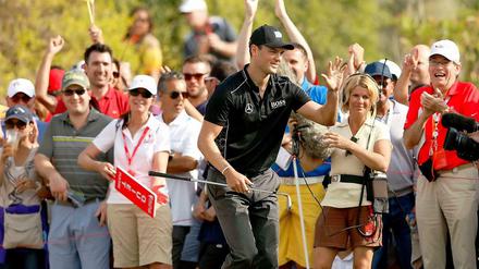 Knapp am Bogey vorbei: Martin Kaymer wird bejubelt, nachdem er auf der zehnten Bahn trotz Strafschlags noch das Par retten konnte.
