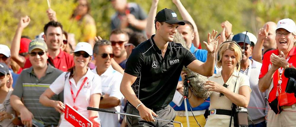 Knapp am Bogey vorbei: Martin Kaymer wird bejubelt, nachdem er auf der zehnten Bahn trotz Strafschlags noch das Par retten konnte.