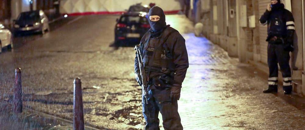 Polizisten sperren den Tatort im belgischen Verviers.
