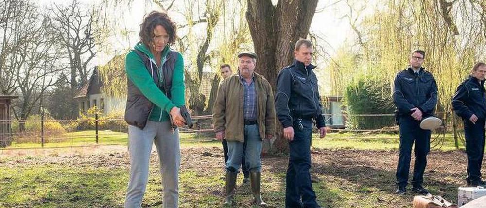 Der Tierquäler hat wieder zugeschlagen. Lena Odenthal (Ulrike Folkerts) gibt dem Pferd den Gnadenschuss. Foto: SWR
