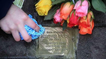Gedenken auf Schritt und Tritt. Stolpersteine erinnern an die Deportation von Juden in der Nazizeit, die Auslöschung ganzer Familien. In Deutschland haben jetzt Juden jetzt nach den Terrorattentaten von Paris mehr Angst vor Antisemitismus.