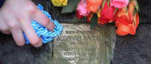 Gedenken auf Schritt und Tritt. Stolpersteine erinnern an die Deportation von Juden in der Nazizeit, die Auslöschung ganzer Familien. In Deutschland haben jetzt Juden jetzt nach den Terrorattentaten von Paris mehr Angst vor Antisemitismus.