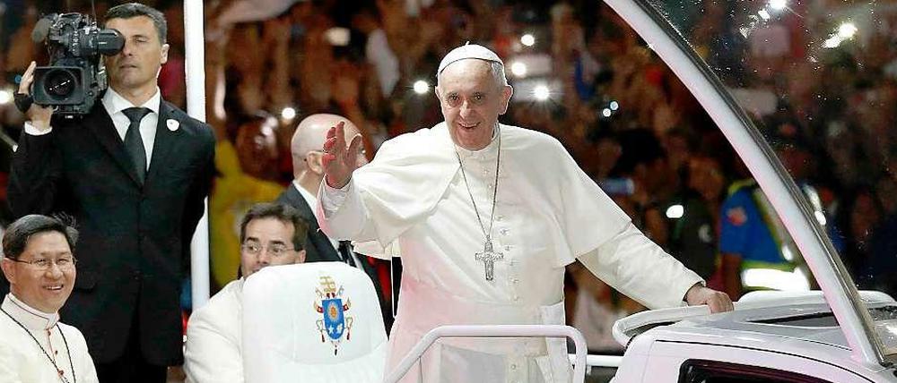 Papst Franziskus fährt mit seinem "Papstmobil" durch die Straßen der philippinischen Hauptstadt Manila.