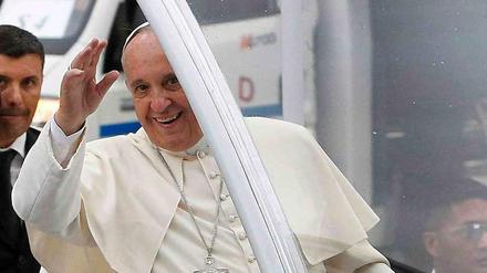 Papst Franziskus grüßt die Philippinen aus seinem "Papamobil". 