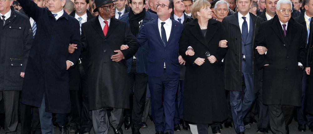 In den Fernsehbildern auch der "Tagesschau" sah es so aus, als ob die Politiker den Trauermarsch für die Opfer des Anschlages auf "Charlie Hebdo" angeführt hätten. Tatsächlich liefen Politik und Bevölkerung getrennt.