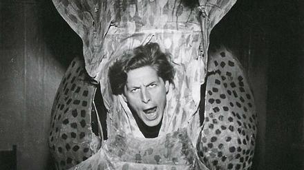 Schauspieler Günter Pfitzmann im Rachen von Flußpferd Knautschke in einer Revue 1952. Der Spaß wurde in der Kleinkunst-Bar „Greifi“ an der Joachimsthaler Straße gespielt. 