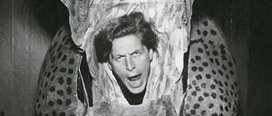 Schauspieler Günter Pfitzmann im Rachen von Flußpferd Knautschke in einer Revue 1952. Der Spaß wurde in der Kleinkunst-Bar „Greifi“ an der Joachimsthaler Straße gespielt.