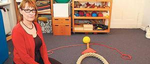 Dolmetscherin von Signalen. Therapeutin Marie-Louise Redel mit Hilfsmitteln. 