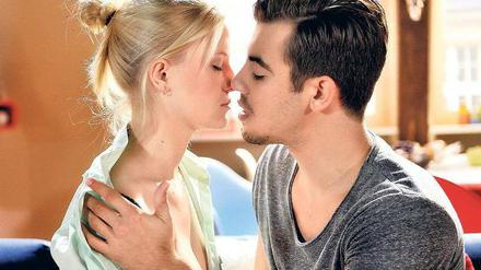 Häufig tauchte ein Bruder, eine Schwester, ein Vater oder eine Mutter auf, von der vorher nie gesprochen wurde. Und es gab Liebe, manchmal auch verbotene Liebe. Hier lässt sich Lara (Clara Gerst) auf Sex mit Emilio (Florian Wünsche) ein. Foto: ARD