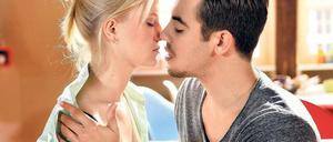 Häufig tauchte ein Bruder, eine Schwester, ein Vater oder eine Mutter auf, von der vorher nie gesprochen wurde. Und es gab Liebe, manchmal auch verbotene Liebe. Hier lässt sich Lara (Clara Gerst) auf Sex mit Emilio (Florian Wünsche) ein. Foto: ARD