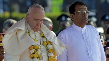 Papst Franziskus mit dem Präsidenten von Sri Lanka Maithripala Sirisena (R).
