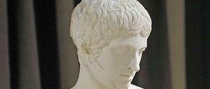 Makellos. Was nicht passt, kann beim Schönheitschirurgen passend gemacht werden - besonders günstig und ganz ungefährlich sind die Eingriffe jedoch nicht.