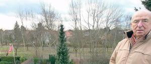 Grenzkonflikt. Wolfgang Paul auf dem Dach seines Hauses mit Blick auf den Grenzstreifen hinter seinem Garten.