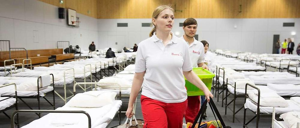 Flüchtlingsunterkunft in der Sporthalle der FU in Dahlem. Vor Weihnachten richteten 60 Helfer Plätze für 200 Menschen ein.
