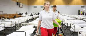 Flüchtlingsunterkunft in der Sporthalle der FU in Dahlem. Vor Weihnachten richteten 60 Helfer Plätze für 200 Menschen ein.