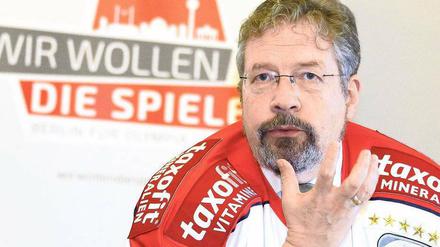 Olympiafieber. Staatssekretär Andreas Statzkowski im Eishockeytrikot ist schon ganz aufgekratzt.