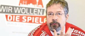 Olympiafieber. Staatssekretär Andreas Statzkowski im Eishockeytrikot ist schon ganz aufgekratzt. 