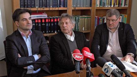 Der Regisseur Roman Polanski mit seinen Verteidigern Jerzy Stachowicz (L) and Jan Olszewski (R) in Krakau. 