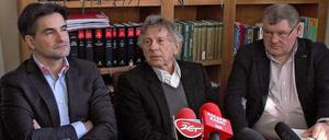 Der Regisseur Roman Polanski mit seinen Verteidigern Jerzy Stachowicz (L) and Jan Olszewski (R) in Krakau. 