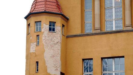 Da fehlt mehr als Farbe. Zum Beispiel das Fichtenberg-Gymnasium in Steglitz ist mehr als sanierungsbedürftig.