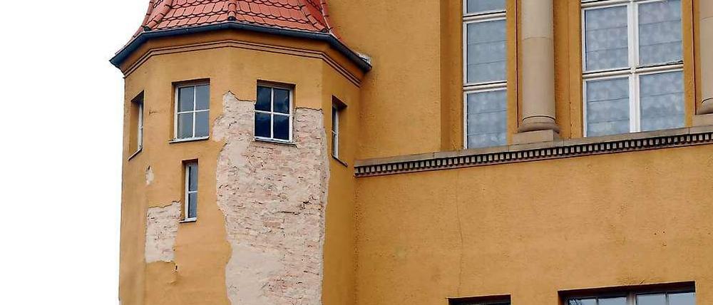 Da fehlt mehr als Farbe. Zum Beispiel das Fichtenberg-Gymnasium in Steglitz ist mehr als sanierungsbedürftig.