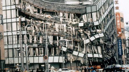 Ein eingestürztes Bürogebäude in Kobe. In der japanischen Hafenstadt und anderen Orten der Region brach am 17. Januar 1995 das schwerste Erdbeben seit der Zerstörung Tokios 1923 aus. 