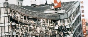 Ein eingestürztes Bürogebäude in Kobe. In der japanischen Hafenstadt und anderen Orten der Region brach am 17. Januar 1995 das schwerste Erdbeben seit der Zerstörung Tokios 1923 aus. 