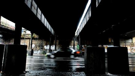 Markante Yorckstraße. Oben die Brücken, unten die maroden Fahrspuren.