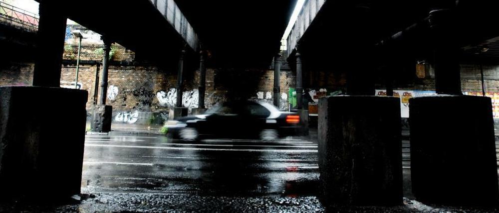 Markante Yorckstraße. Oben die Brücken, unten die maroden Fahrspuren.