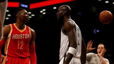 Achtung, Eskalation folgt in 3,2,1... Kevin Garnett (r.) geht auf Dwight Howard zu, nachdem er ihn bereits mit dem Ball beworfen hatte.