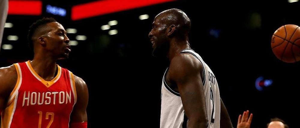 Achtung, Eskalation folgt in 3,2,1... Kevin Garnett (r.) geht auf Dwight Howard zu, nachdem er ihn bereits mit dem Ball beworfen hatte.
