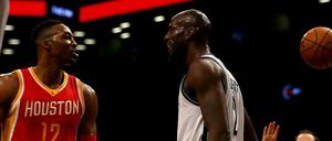Achtung, Eskalation folgt in 3,2,1... Kevin Garnett (r.) geht auf Dwight Howard zu, nachdem er ihn bereits mit dem Ball beworfen hatte.